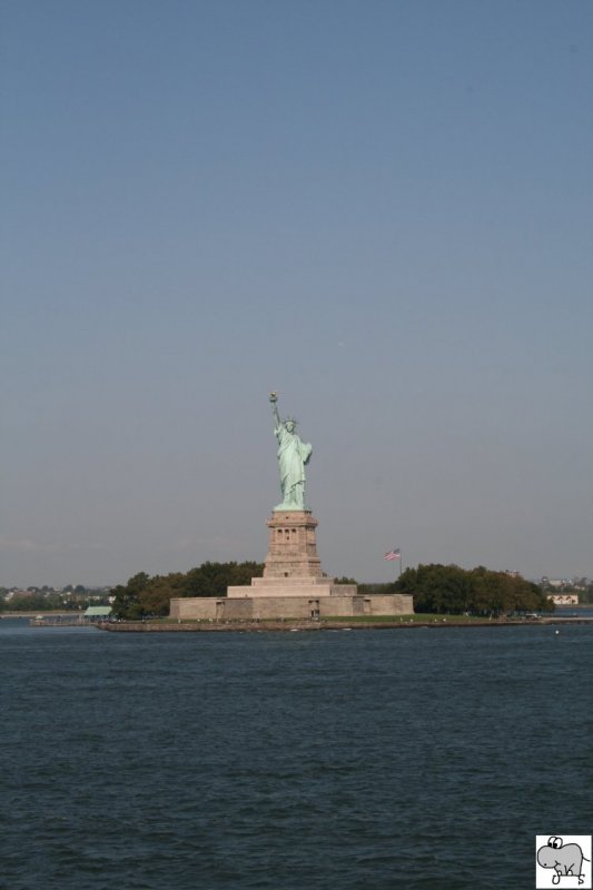 Statue of Liberty oder auf deutsch die Freiheitsstatue grt von Liberty Island herber.  Aufgenommen wurde sie von der Staten Island Ferry aus am 18. September 2008.