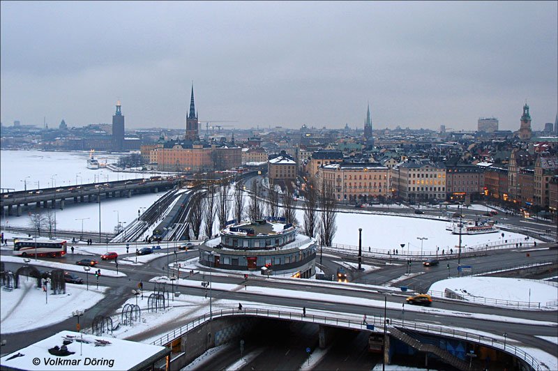 Stockholm - Blick auf Riddarfjrden, Riddar Holmen und die Altstadt Gamla Stan in der Abenddmmerung, 14.03.2006
