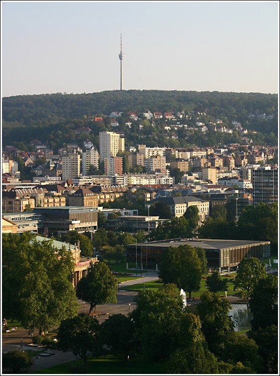 Stuttgart vom Hauptbahnhofturm aus gesehen. Die Blickrichtung ist nach Sden zum Hohen Bopser mit dem Fernsehturm. Das Landtagsgebude ist rechts unterhalb der Bildmitte zu erkennen. Bei der Parkanlage im Bild unten handelt es sich um den Oberen Schlogarten. ber den Mittleren und Unteren Schlogarten parallel zu den Bahnanlagen erreicht man den Neckar. Dort schliet sich dann der Rosensteinpark und die Wilhelma an. Der Rosensteinpark wurde zur IGA `93 ber das Leibfriedscher Garten und Wartberg zudem mit dem Killesbergpark verbunden. Bis zum Killesberg betrgt die Lnge 8 km. Von dort geht die Grnzone ber die Feuerbacher Heide in den Krherwald ber. Man kann also ohne ebenerdig eine Hauptstrae berqueren zu mssen vom Stuttgarter Schloplatz bis zum Killesberg im Grnen wandern. Die durchschneidenden Verkehrsadern werden meist mittels filligraner Brcken berquert. Aufgrund seiner Form wird diese fr Stuttgart sehr wichtige Grnzone als  Grnes U  bezeichnet. 22.9.2005 (Matthias)