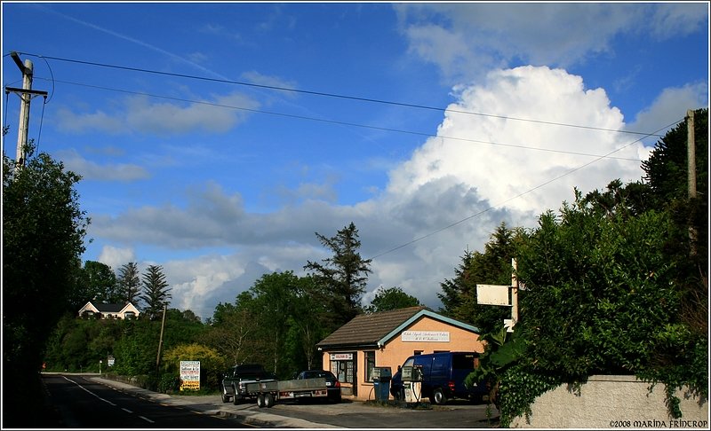 Tankstelle (an einer Sule steht Esso) an der N71 zwischen Bantry und Ballylickey, Irland Co. Cork.