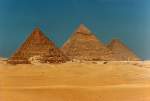 Die Pyramiden von Gizeh, von Sden gesehen; im Vordergrund die drei kleinen Kniginnenpyramiden, dahinter die Pyramide des Mykerinos, in der Mitte die des Chephren und rechts die des Cheops