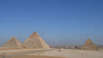 Von links nach rechts und der tatschlichen Gre nach die Cheops-Pyramide, Chephren-Pyramide und die Mykerinos-Pyramide.