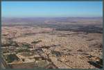 Aus dem startenden Flugzeug bietet sich am 25.11.2015 noch einmal ein letzter, beeindruckender Blick auf die Stadt Marrakesch: In der Mitte ist die dicht bebaute Medina zu sehen, welche von einer