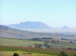 Auch aus stlicher Richtung, 35 km entfernt von Stellenbosch aus, gut erkennbar der Tafelberg.