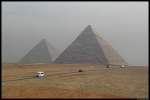 Die Cheopspyramide, mit einer Hhe von fast 140 m die grte Pyramide der Welt, und die nur unwesentlich kleinere Chephrenpyramide in Gizeh.