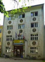 Ljubljana, Gebude der Musikschule, trgt in der Fassade die Portrts bekannter slowenischer Musiker und Komponisten, Juni 2016