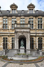 Die Statue des flmischen Erzhlers Hendrik Conscience vor der Kulturerbe-Bibliothek  in Antwerpen.