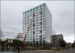 Moderne Architektur in Basel -    Der Neubau des Biozentrum der Universitt Basel aus der Nhe gesehen.