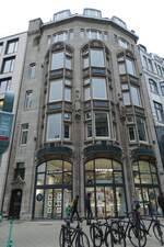 Hamburg am 17.12.2021: Schauenburgerstrae 61, Groe Johannisstrae 11, Henckels-Solingen-Haus, links oben das Zwilling-Logo, erbaut 1906/07 im Jugendstil /