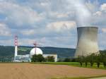 Leibstadt, hier steht das strkste, 1984 in Betrieb genommene Kernkraftwerk der Schweiz, der Khlturm hat eine Hhe von 144m, Juni 2013  