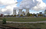Das Braunkohle-Kraftwerk Jnschwalde im Lausitzer Revier, fotografiert vom Werksbahnhof Peitz Ost.