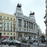 Das Gebude der Banco Bilbao Vizcaya mit den zwei Quadriga-Statuen in Madrid.