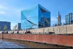 Der  3XN Cube Berlin  neben dem Hauptbahnhof ist vollstndig aus Glas und spiegelt seine Umgebung durch seine auffllige Form mehrfach.