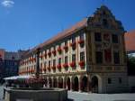 Memmingen, das Steuerhaus am Marktplatz, ein 1495-96 errichtetes Verwaltungsgebude der damalig freien Reichsstadt, die Malerei im Neurokokostil wurde 1906-09 angebracht, Juli 2010