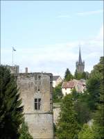 Im Vordergrund sieht man einen Teil der Burgruine und im Hintergrund den charakteristischen Kirchturm von Beaufort.