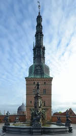 Die Vorburg des Wasserschlosses Frederiksborg mit dem Neptunbrunnen vor dem Fangturm in Hillerd (Mai 2012) 