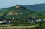 Staufen im Breisgau, die 376m hoch gelegene Hhenburg stammt aus der Zeit um 1100 bis 1200, seit dem 30jhrigen Krieg Ruine, kann besichtigt werden, Aug.2011