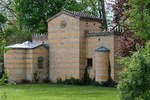 Rckansicht des 1850 erbauten Parkgebude  Klosterhof  im Park Klein-Glienicke, welches als Aufstellungsort mittelalterliche Kunstwerke des Prinzen Carl von Preuen diente.