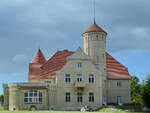 Die Sdseite des Schlosses in Stolpe, so gesehen Mitte August 2013 auf der Insel Usedom.