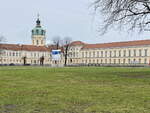 Das Schloss Charlottenburg  in Berlin mit Turm des um 1700 entstandenen  Gebude, hier gesehen vom Spandauer Damm am 03.