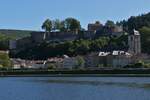 Die Burg von Sierck-les Bains erbaut am Felshang nahe der Mosel, nahe dem Dreilndereck Frankreich Deutschland Luxemburg, aufgenommen bei einer Schiffsreise auf der Mosel.