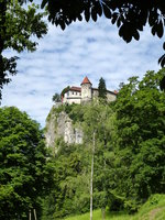 Bled (Veldes), Blick zur Burg, 140m hoch ber dem See, die erstmals 1011 erwhnte Burg zhlt zu den ltesten Bauwerken in Slowenien, Juni 2016
