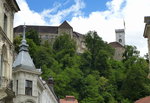Ljubljana, Blick aus der Altstadt zur hochgelegenen Burg, Juni 2016