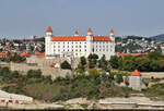 Bratislava (SK):  Auf gleicher Hhe mit der Burg ist man, wenn sich auf den 95 Meter hohen UFO-Tower der Most SNP traut.