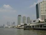 Mehrere Hochhuser (Appartmentgebude, Hotels, Brogebude) am Chao Phraya Flu in Bangkok am 13.01.2011