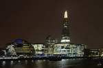 Das moderne London bei Nacht.