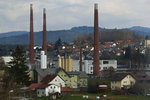 Blick auf Zwiesel mit den bekannten 3 Schornsteinen, fotografiert aus dem fahrenden Zug heraus aus Richtung Bodenmais.