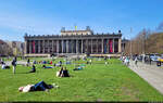 Altes Museum von Berlin am Lustgarten, der von zahlreichen Menschen besucht wurde.