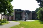 Basel, den Baukrper des Tinguely Museums schuf der Tessiner Architekt Mario Botta, hier die Westseite mit ffnung zum Paul Sacher-Park, Juni 2015