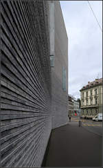 Moderne Architektur in Basel -    Die Fassade des Erweiterungsbaues des Kuntmuseums in Basel besteht aus grauem Backstein in unterschiedlichen Tnen.