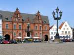 Marktplatz mit Rathaus von 1873 aus rotem Backstein mit Sandsteineinfassungen um die Fenster; Kandelaber von 1869; Glckstadt, 26.04.2009  