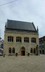 Halberstadt, das Rathaus ist ein Neubau aus den Jahren 1996-98, mit der nachgestalteten Westfassade des Vorgngerbaues aus dem 19.Jahrhundert, Mai 2012