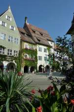 Isny, Blick auf das Rathaus, besteht seit 1733 aus der Verbindung von drei ehemaligen Patrizierhusern, Aug.2012