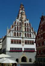 Bad Waldsee, das Rathaus der 20.000 Einwohner zhlenden Stadt, 1426 erbaut, mit beeindruckender gotischen Giebelfassade, Aug.2012
