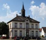 Rheinhausen, das Rathaus, die 3600 Einwohner zhlende Gemeinde entstand 1972 durch den Zusammenschlu der Ortschaften Niederhausen und Oberhausen, Juli 2014