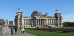 Das Reichstagsgebude mit der Kuppel von Norman Foster.