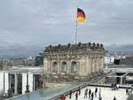 Drei Trme des Reichstagsgebudes werden jeweils mit der Bundesflagge und ein Turm mit der Europaflagge beflaggt.