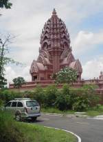 Ein neu erbauter Chedi eines Tempels bei der Stadt Buri Ram im Nordosten Thailands im Juli 2010
