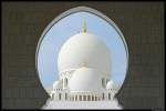 Blick durch den Eingang auf die Kuppel der Scheich-Zayid-Moschee, welche mit einem Durchmesser von 32 m die grste Moscheekuppel der Welt ist.