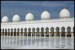 Die Arkaden am Rand der Scheich-Zayid-Moschee in Abu Dhabi.