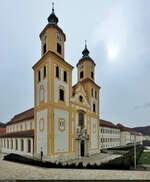 Kloster Rebdorf in Eichsttt mit seinen zwei Kirchtrmen, die zur ehemaligen Klosterkirche  St.