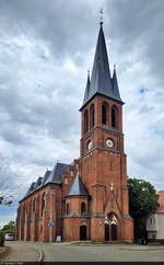 Halles Trme:  Prgend fr den Stadtteil Krllwitz und das angrenzende Saaleufer in Halle (Saale) ist die Petruskirche, die 1901 eingeweiht wurde.
