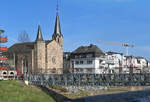 Bad Neuenahr - Martin Luther Kirche und nach Zerstrung der Straenbrcke, jetzt die Fugngerbrcke ber die Ahr.