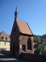 Calw im Schwarzwald,  auf der historischen Nikolausbrcke steht die Nikolauskapelle, erbaut um das Jahr 1400, der Innenraum wurde 2004 umfassend renoviert, Brcke und Kapelle sind das Wahrzeichen der
