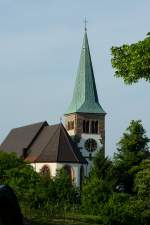 Bahlingen am Kaiserstuhl, die Bergkirche steht hoch ber dem Ort und geht zurck auf das 13.Jahrhundert, Baubeginn fr die jetzige Kirche war 1454, April 2011