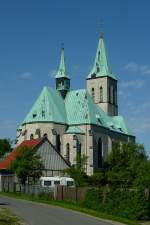 Effelder, die katholische Pfarrkirche St.Alban, der neugotische Bau wurde 1894 eingeweiht, ist die hchstgelegene Kirche im Eichsfeld und trgt den Beinamen  Eichsfelder Dom , Mai 2012 